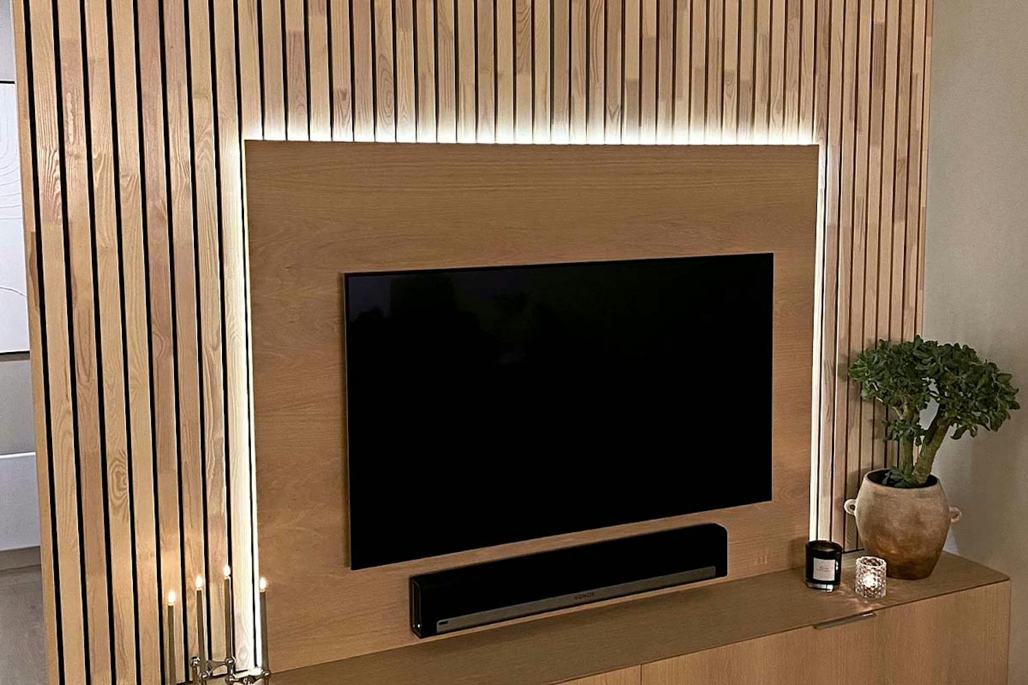 TV-vägg med fururibbor TV-vägg med fururibbor